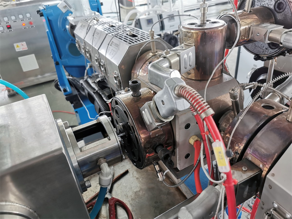 Multiple sets of precision medical tube extrusion line delivery (2)